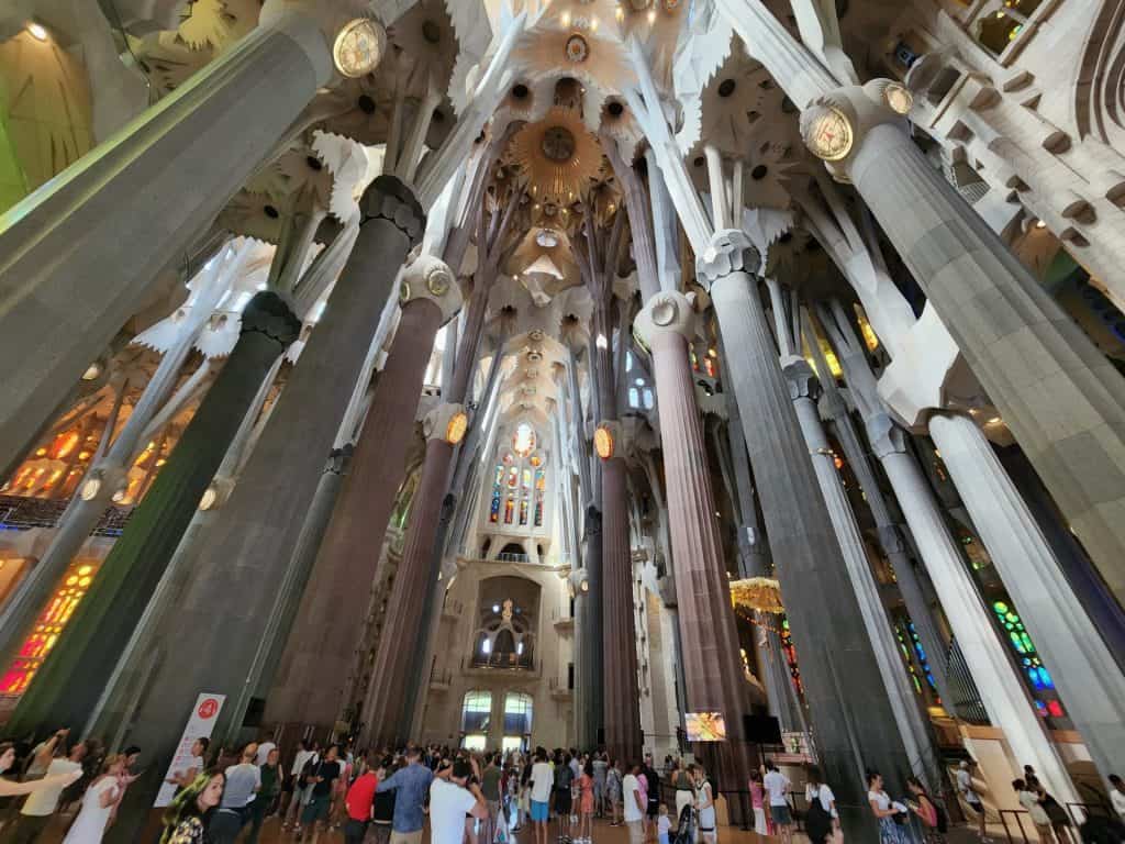 O interior da Sagrada Família em Barcelona