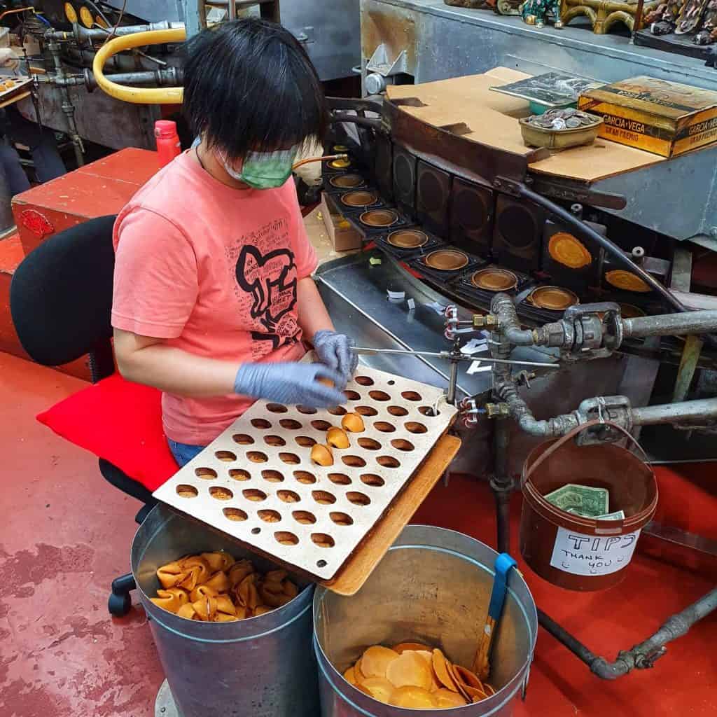 Produção artesanal de biscoitos da sorte inventada em San Francisco!