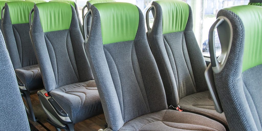 Assentos mais finos (e mais rígidos). Flixbus tem bom espaço para as pernas.