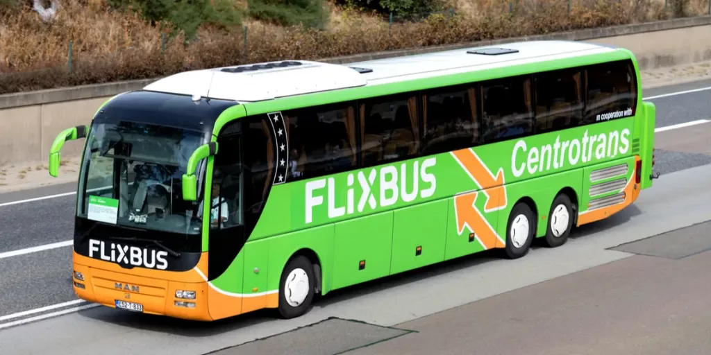 Flixbus e sua cor verde característica.