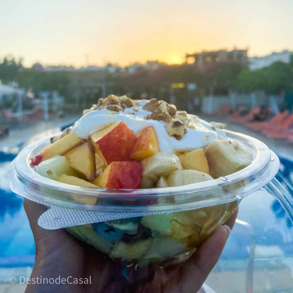 Comida típica da Grécia: Iogurte grego com mel, granola e frutas!
