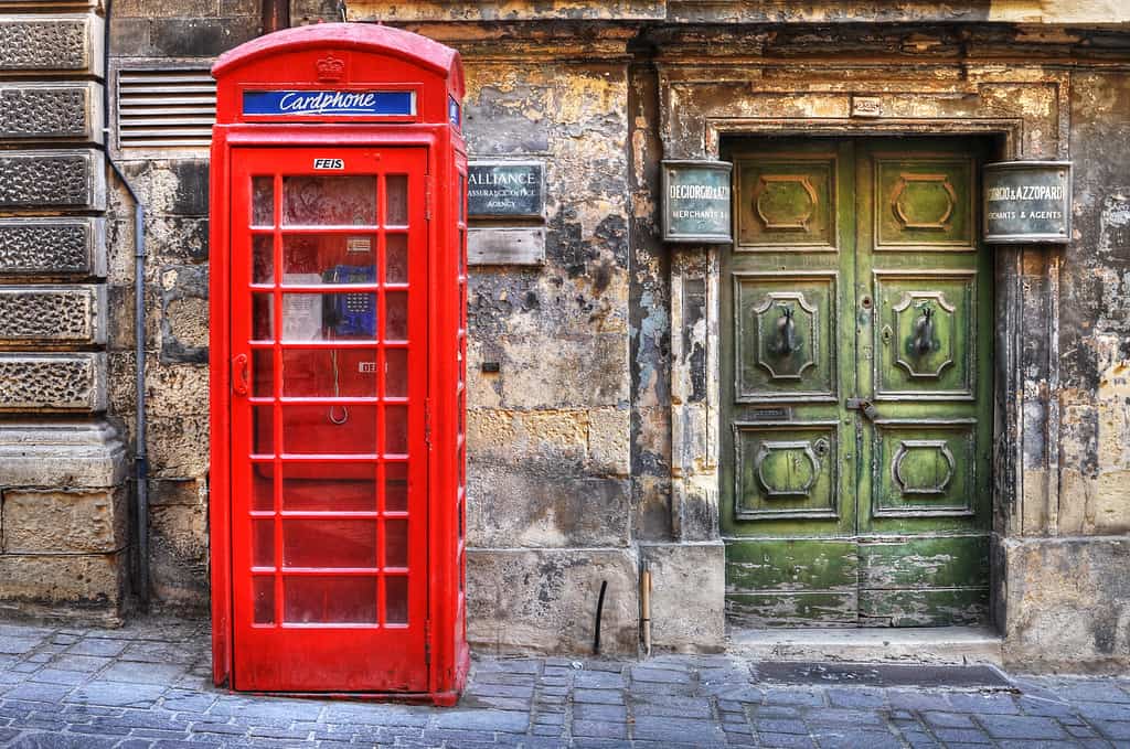 Malta foi uma colônia britânica por 200 anos, por isso ainda mantém algumas cabines telefônicas