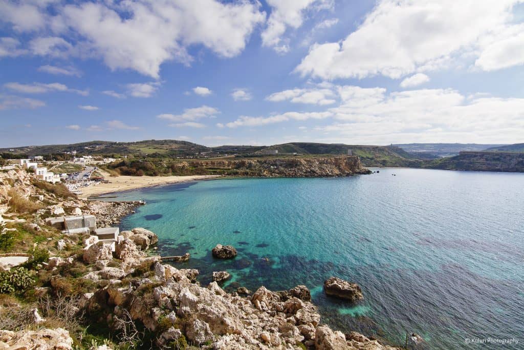 Praia de Golden Bay em Malta