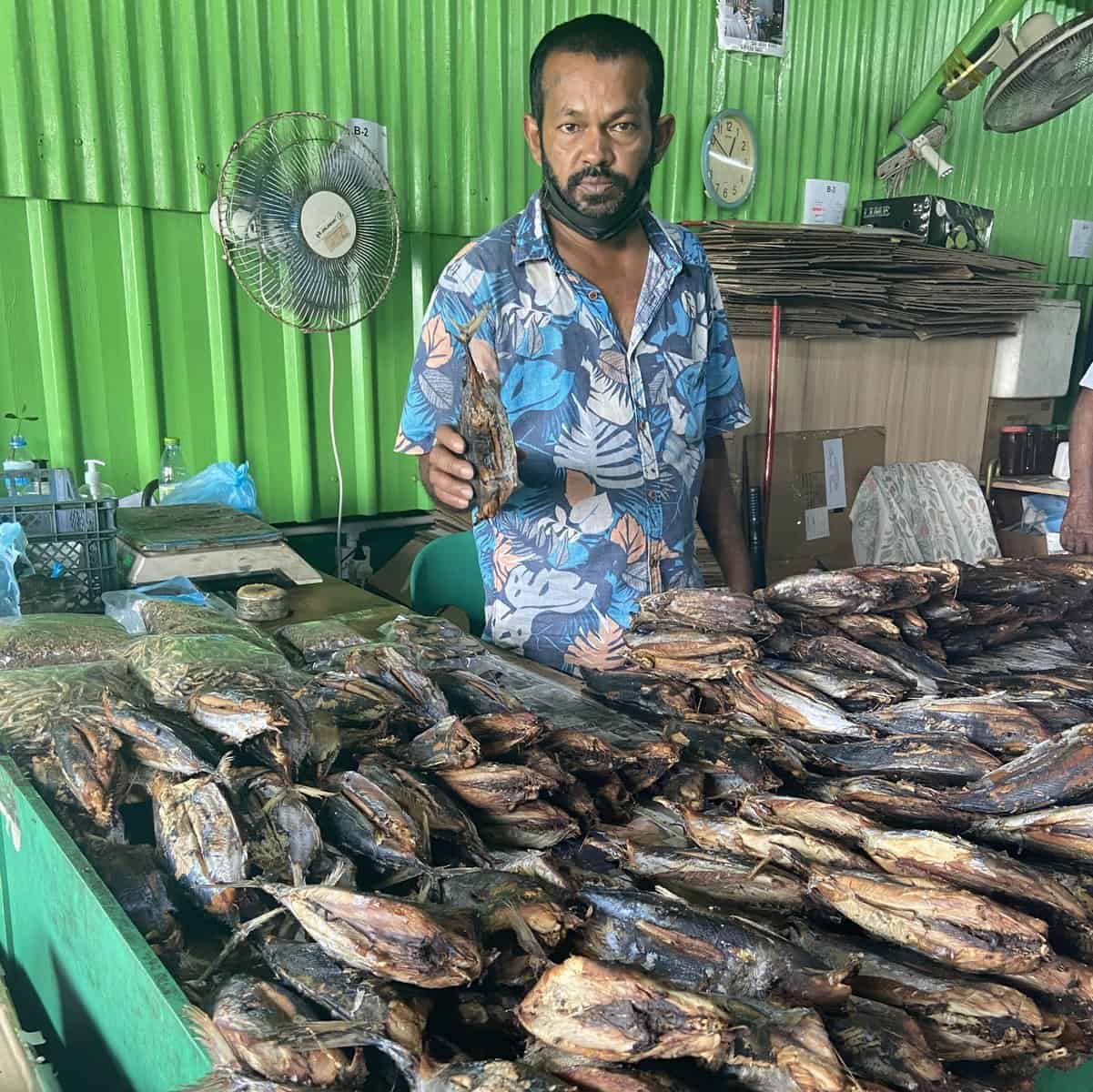 Vendedor de peixes secos no mercado de Male