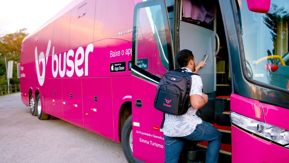 Alguns ônibus Buser são pintados com o logotipo da empresa, mas a maioria são veículos comuns