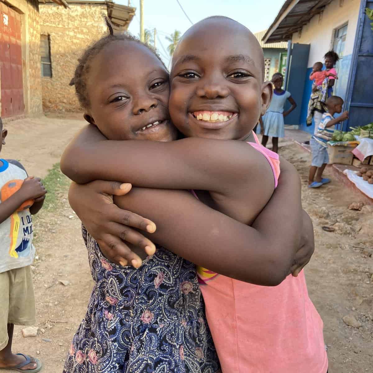 Duas crianças se abraçando na Africa