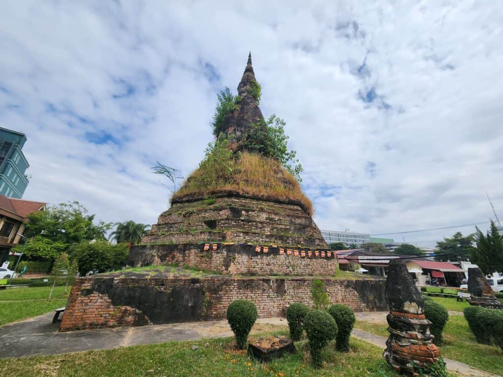 That Dam Stupa - a estupa preta