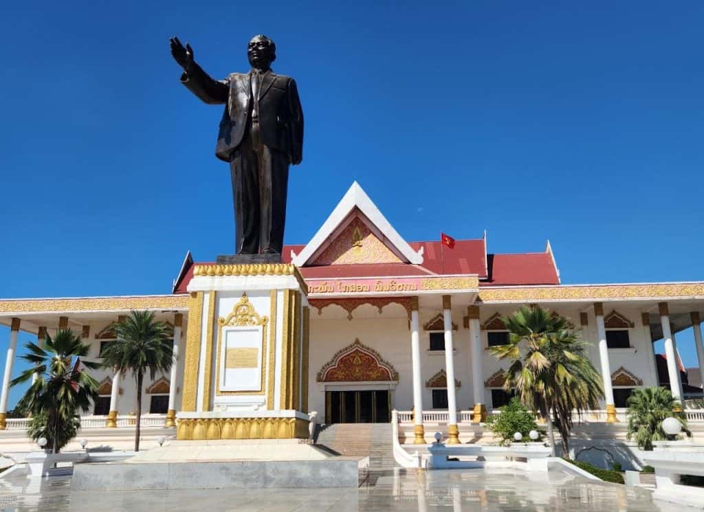 Museu Nacional do Laos e a estátua do primeiro presidente