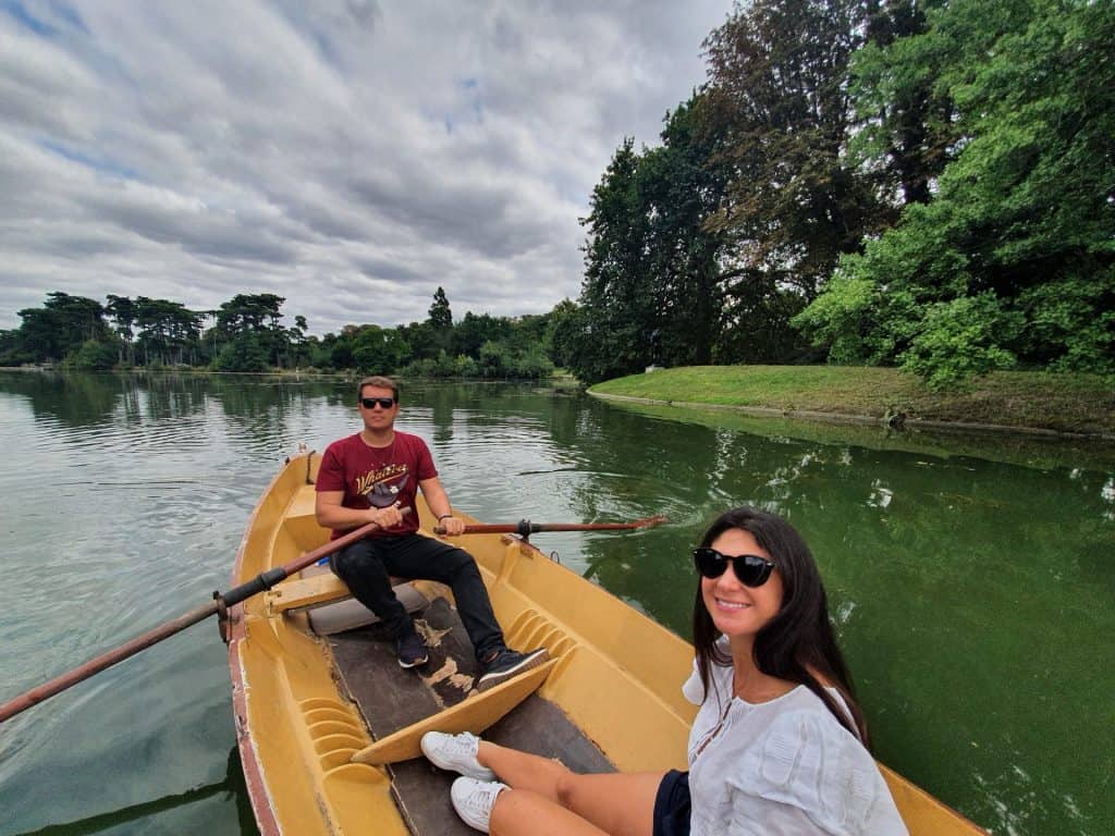 Passeando de barco no Bois de Bologne
