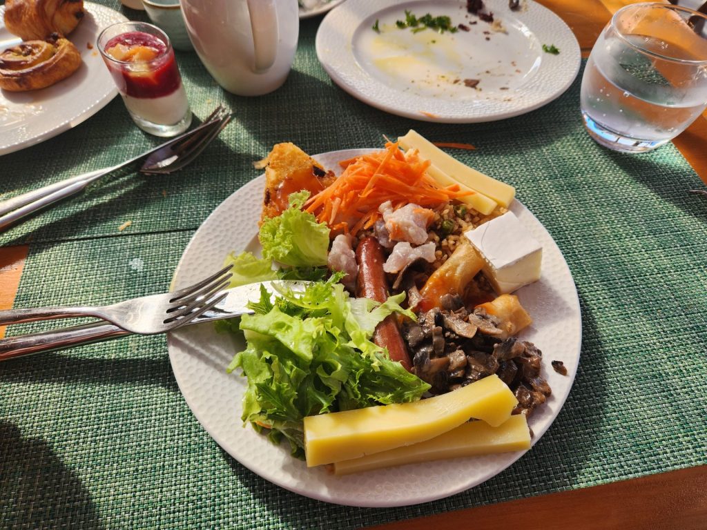 Café da manhã buffet no restaurante - Sofitel Kia Ora Moorea Polinésia Francesa