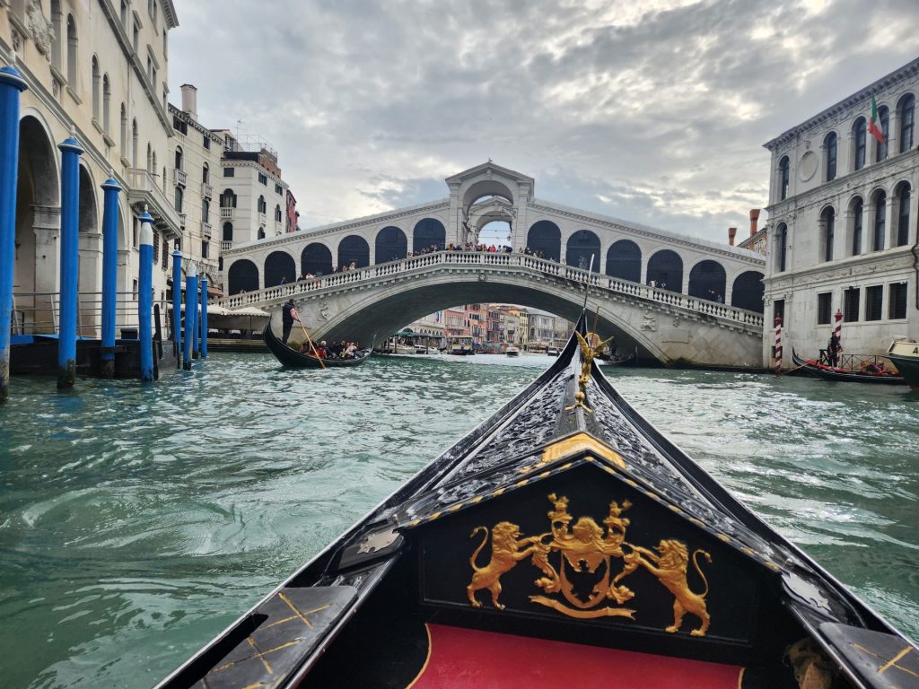 Passeio de Gôndola por baixo da ponte Rialto e outros pontos turísticos de Veneza