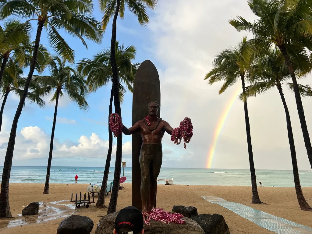 Estátua do surfista Duke - pai do surf 